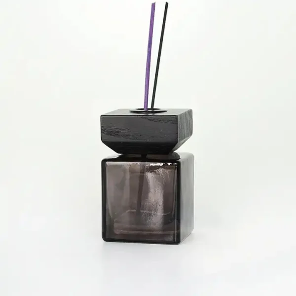 Bottiglia con diffusore a lamella in vetro quadrato nero da 100 ml con tappo a vite in legno