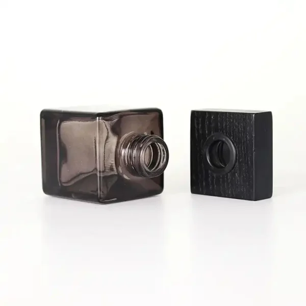 Bottiglia con diffusore a lamella in vetro quadrato nero da 100 ml con tappo a vite in legno - immagine 4