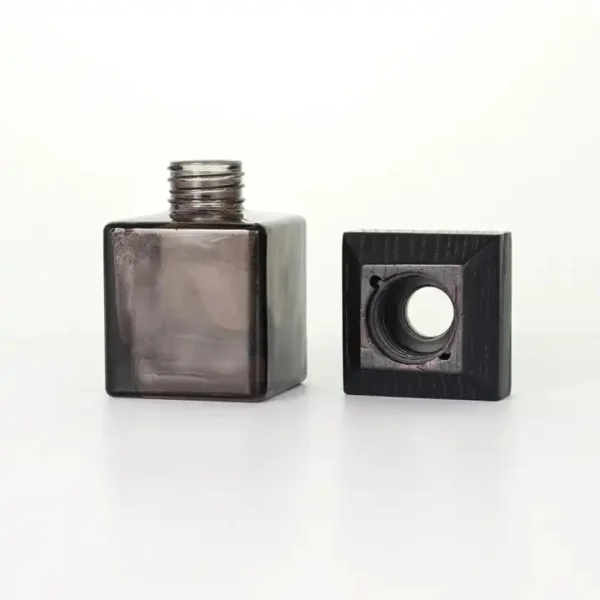 Bottiglia con diffusore a lamella in vetro quadrato nero da 100 ml con tappo a vite in legno - immagine 5