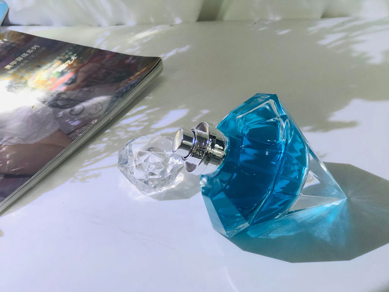 Botella de perfume en forma de diamante