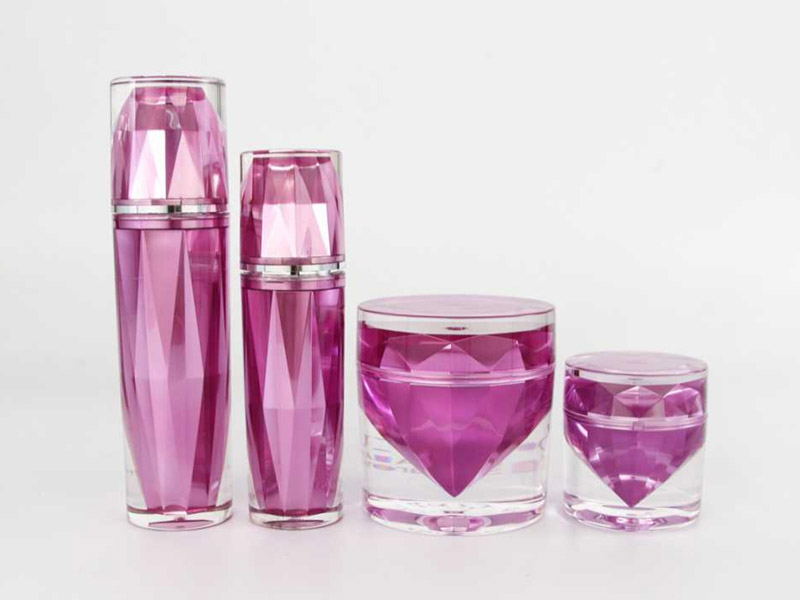 Bouteilles de lotion violettes