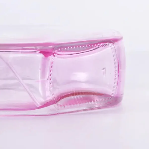 Flacone di profumo rotondo rosa da 100 ml con tappo a baionetta in acrilico e spruzzatore in alluminio dorato - immagine 4