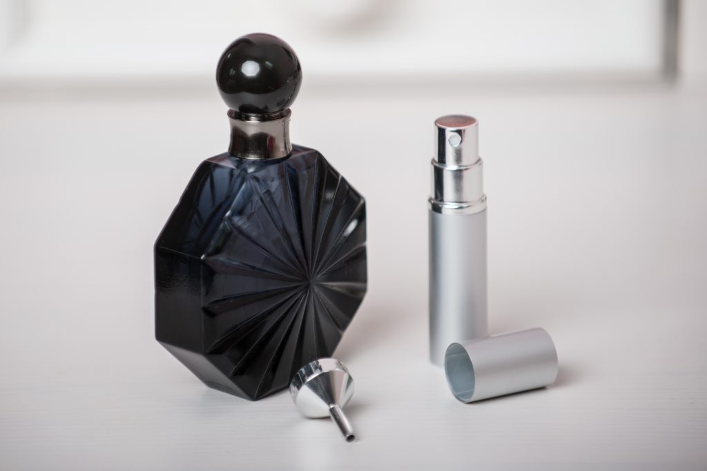 Comment ouvrir une bouteille de parfum pour la remplir