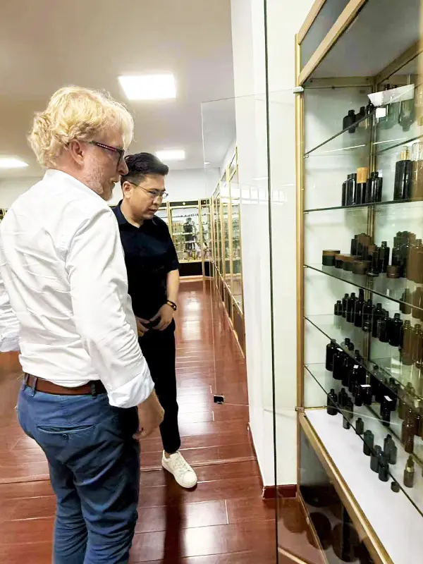 Displaying Dark Violet Glass Bottles Samples