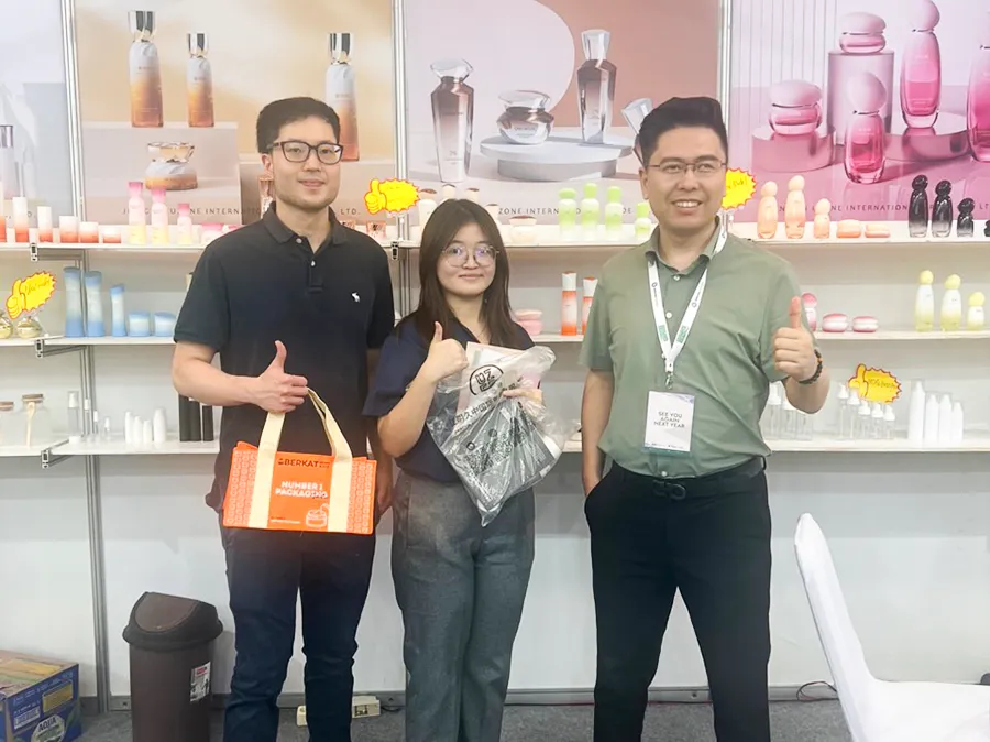 Uzone Team Receives Customers